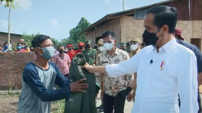 momen Jokowi berikan jaket pada warga © 2021 brilio.net momen Jokowi berikan jaket pada warga © 2021 brilio.net