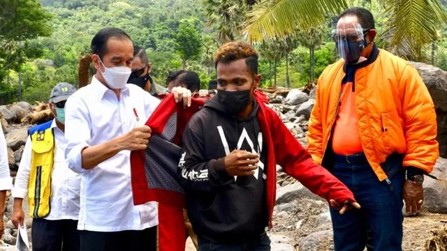 momen Jokowi berikan jaket pada warga © 2021 brilio.net momen Jokowi berikan jaket pada warga © 2021 brilio.net