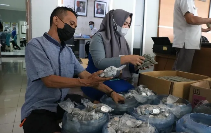 pria ini berhasil kumpulkan hampir Rp 272 juta dari uang receh Berbagai sumber