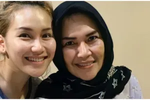 Penampakan kue ulang tahun ibu 9 seleb, elegan bikin nggak tega makan