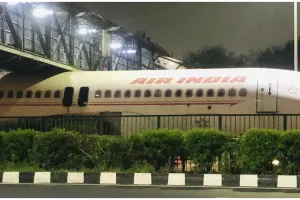 Viral pesawat Airbus India tersangkut di jembatan penyeberangan