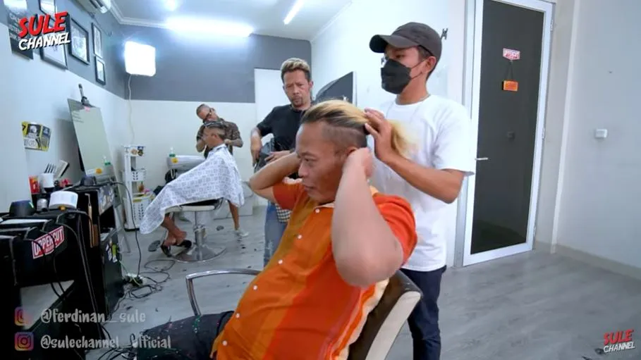 7 Momen Sule potong rambut Youtube © 2021 brilio.net 7 Momen Sule potong rambut Youtube © 2021 brilio.net