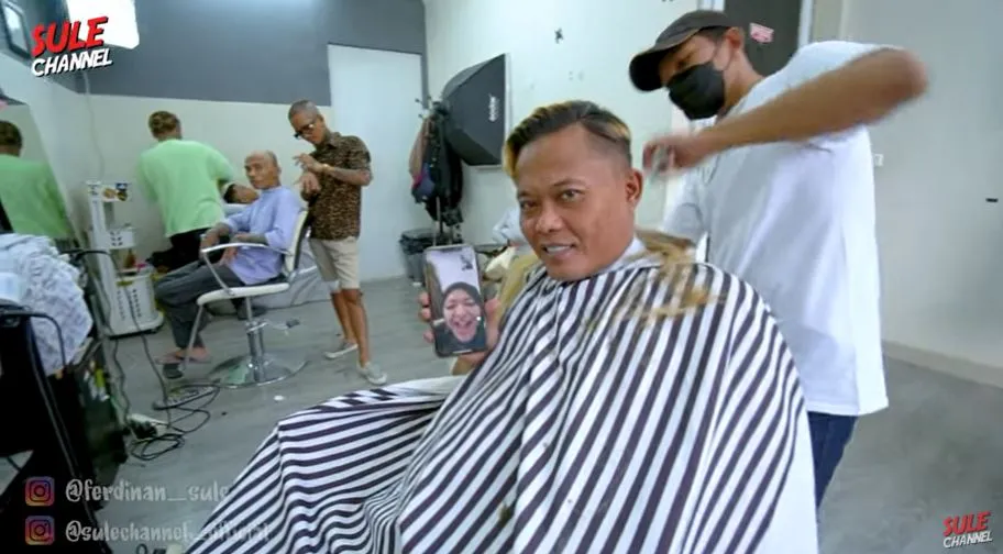 7 Momen Sule potong rambut Youtube © 2021 brilio.net 7 Momen Sule potong rambut Youtube © 2021 brilio.net