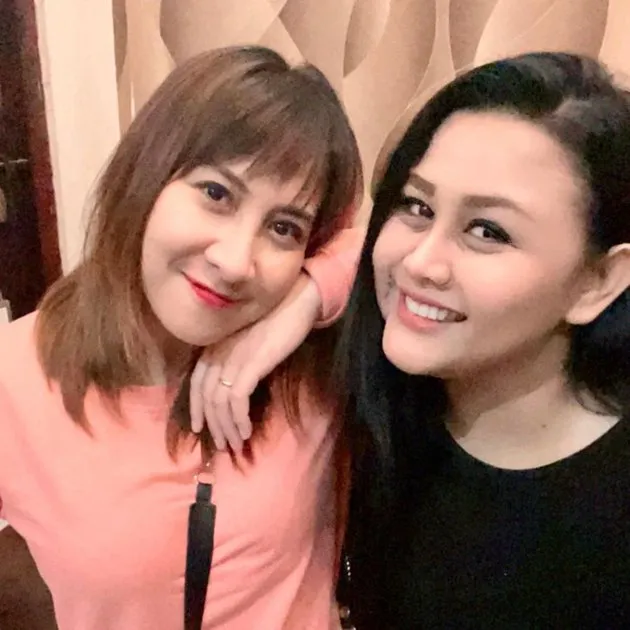 reuni Tia AFI bareng Nia dan Adit dari berbagai sumber reuni Tia AFI bareng Nia dan Adit dari berbagai sumber