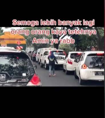 aksi wanita bantu buka jalan untuk ambulans saat macet © 2021 TikTok