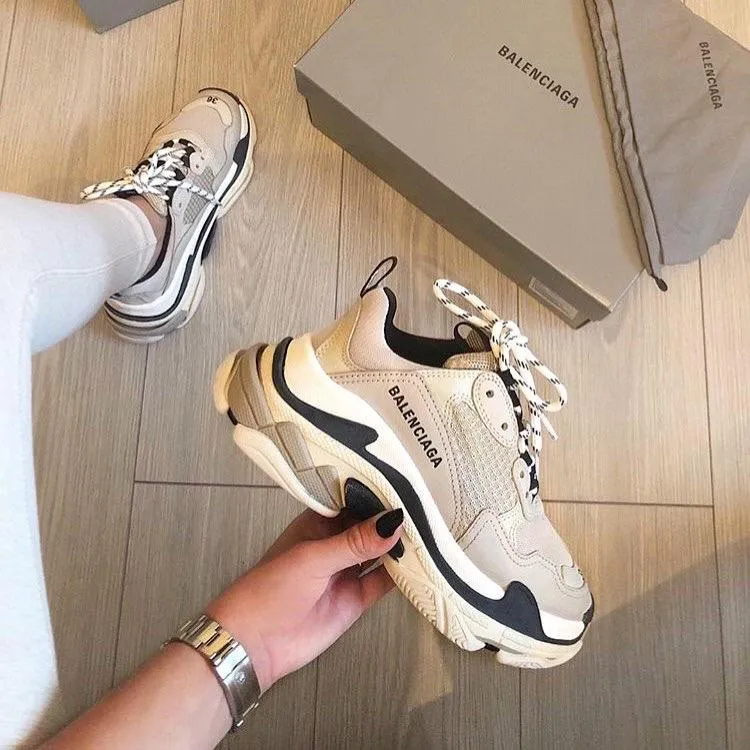 Tren sepatu saat pandemi © 2021 brilio.net Tren sepatu saat pandemi © 2021 brilio.net