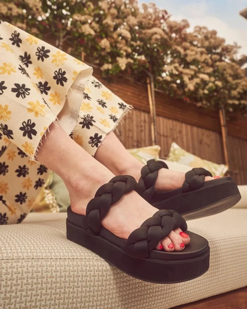 Tren sepatu saat pandemi © 2021 brilio.net Tren sepatu saat pandemi © 2021 brilio.net