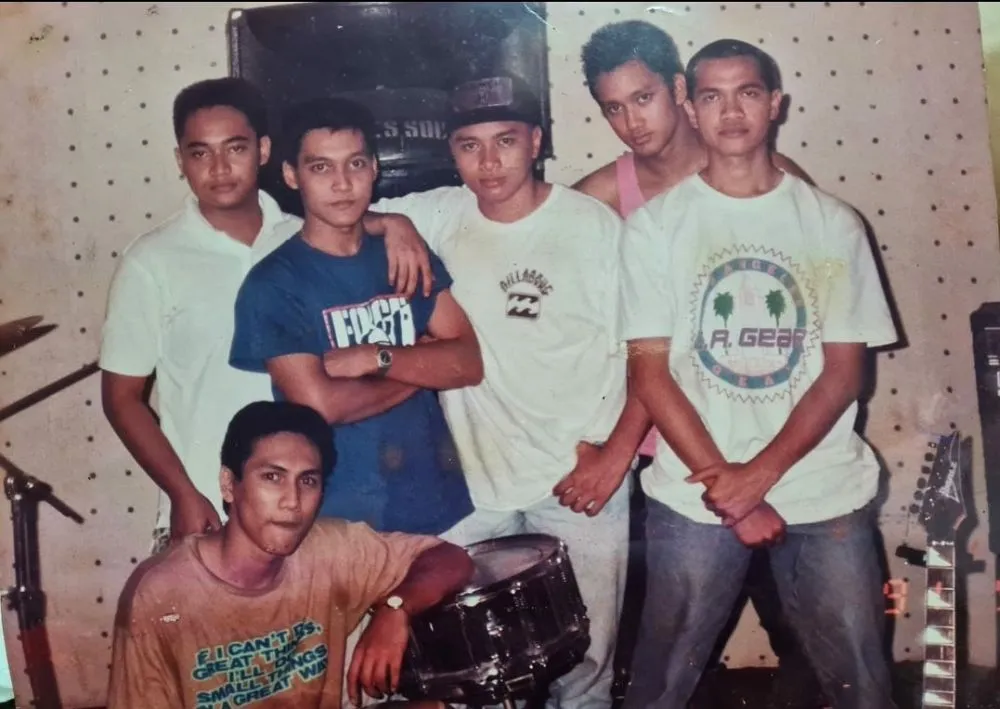 Tora unggah potret lawas bareng teman band Instagram Tora unggah potret lawas bareng teman band Instagram