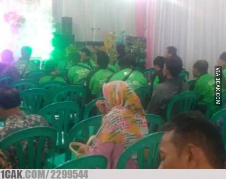 orang pakai kostum aneh-aneh waktu kondangan © 2021 1cak.com orang pakai kostum aneh-aneh waktu kondangan © 2021 1cak.com