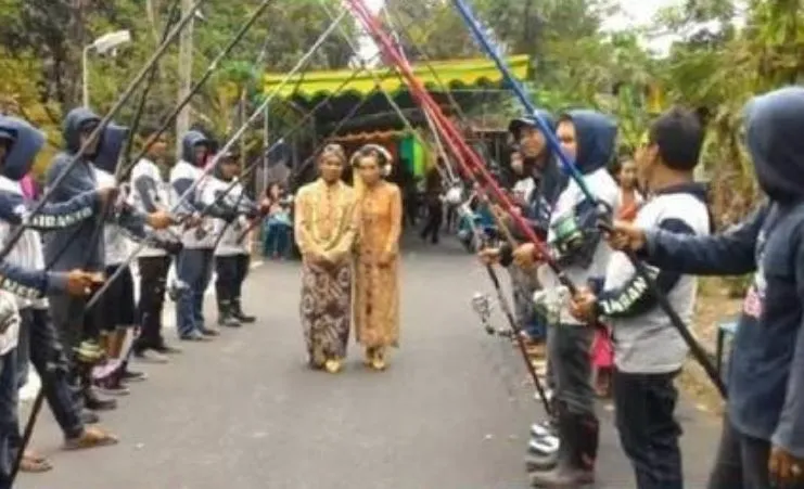 orang pakai kostum aneh-aneh waktu kondangan © 2021 1cak.com orang pakai kostum aneh-aneh waktu kondangan © 2021 1cak.com