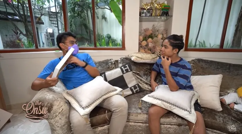 Betrand Peto beri kejutan anniversary © YouTube Betrand Peto beri kejutan anniversary © YouTube