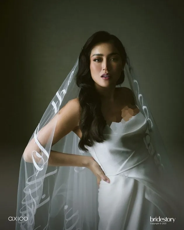 Detail gaun nikah Jessica Iskandar © Instagram