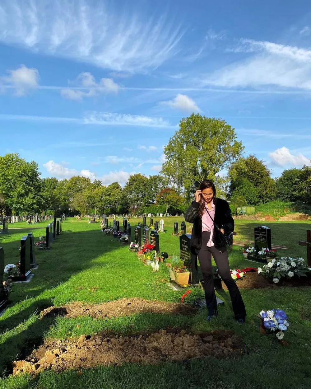 Pevita Pearce ziarah ke makam sang ayah pertama kali Instagram Pevita Pearce ziarah ke makam sang ayah pertama kali Instagram