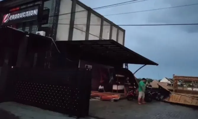 potret kondisi kantor denny caknan usai hujan © instagram potret kondisi kantor denny caknan usai hujan © instagram