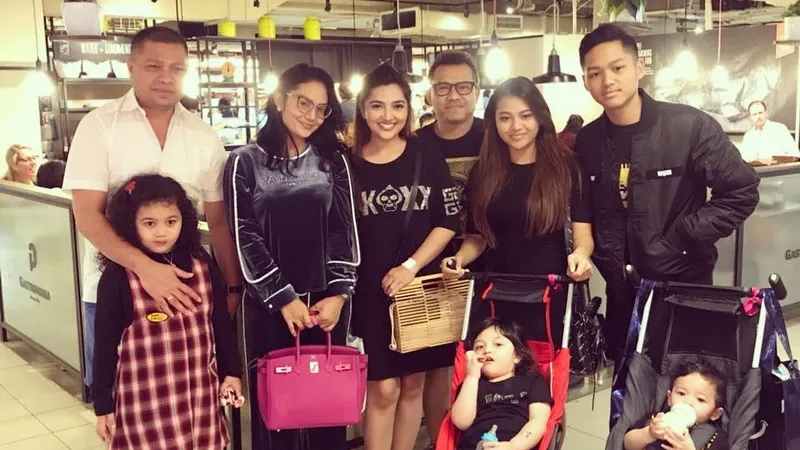 Potret keluarga Anang dan Krisdayanti © berbagai sumber Potret keluarga Anang dan Krisdayanti © berbagai sumber