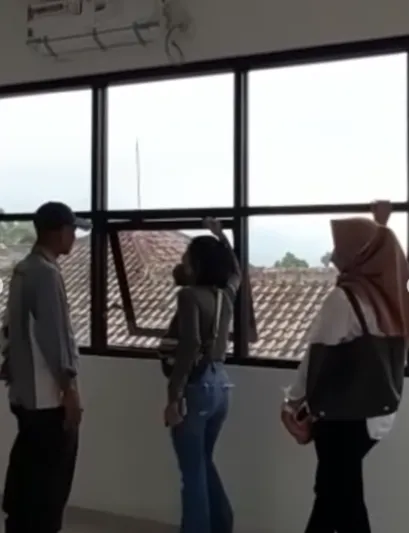 gedung sekolah Yuni Shara © 2021 brilio.net gedung sekolah Yuni Shara © 2021 brilio.net