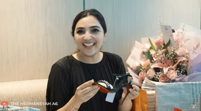 Ashanty dapat kado bungkus koran dari karyawan YouTube Ashanty dapat kado bungkus koran dari karyawan YouTube