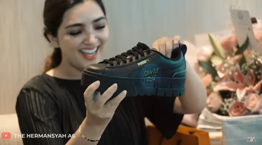 Ashanty dapat kado bungkus koran dari karyawan YouTube Ashanty dapat kado bungkus koran dari karyawan YouTube