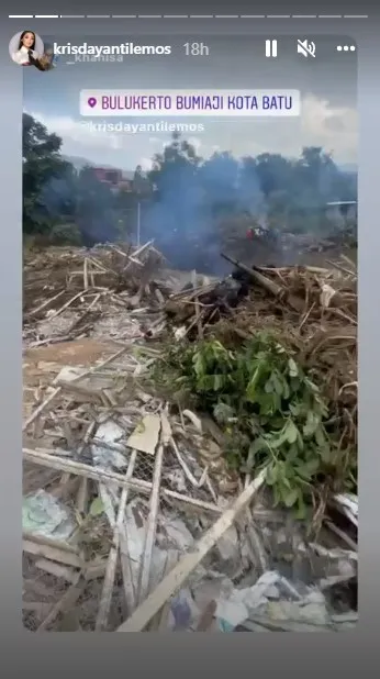 Momen Krisdayanti ke lokasi bencana banjir © Instagram Momen Krisdayanti ke lokasi bencana banjir © Instagram