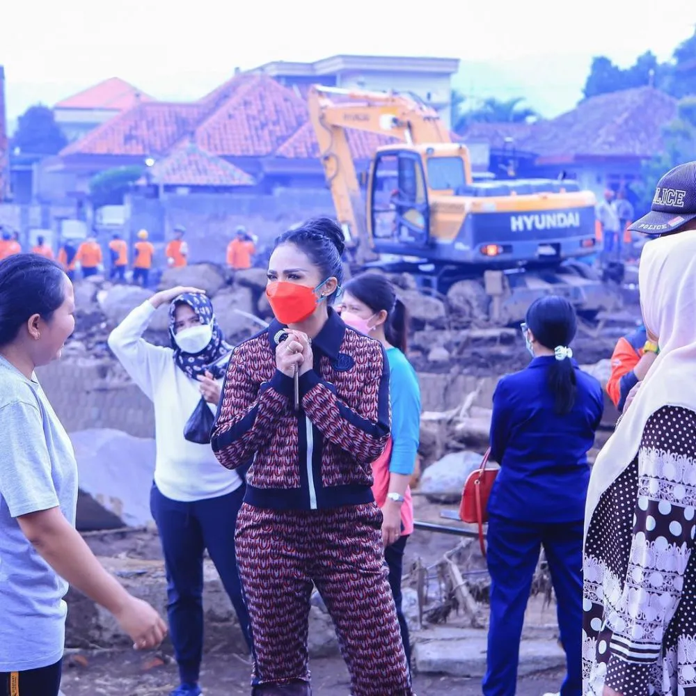 Momen Krisdayanti ke lokasi bencana banjir © Instagram Momen Krisdayanti ke lokasi bencana banjir © Instagram