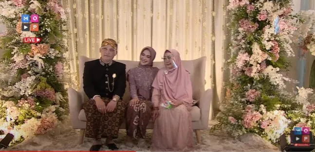 Momen siraman Ria Ricis © 2021 YouTube