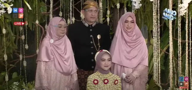 Momen siraman Ria Ricis © 2021 YouTube