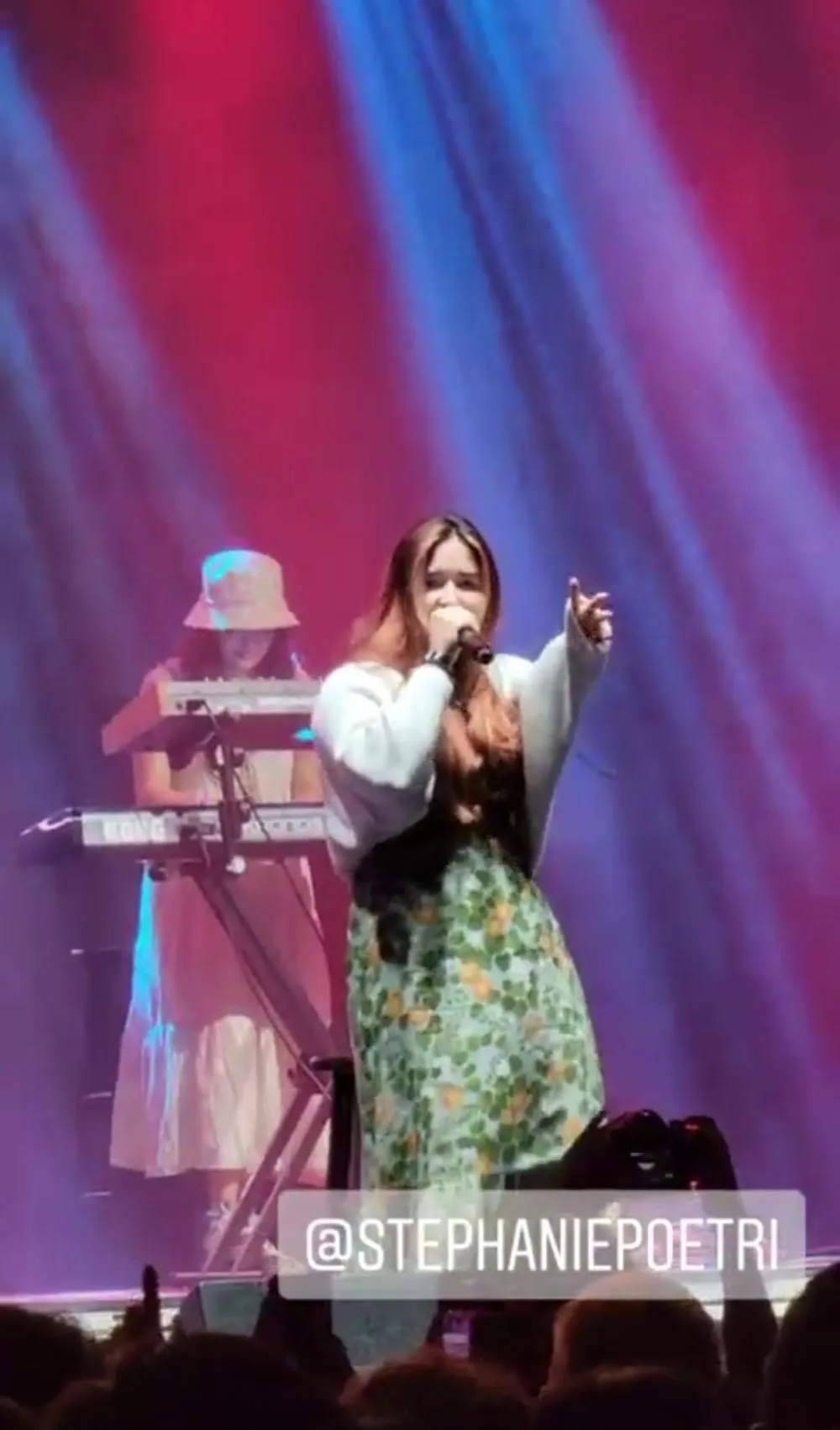 Stephanie Poetri tampil di konser HITC Instagram Stephanie Poetri tampil di konser HITC Instagram