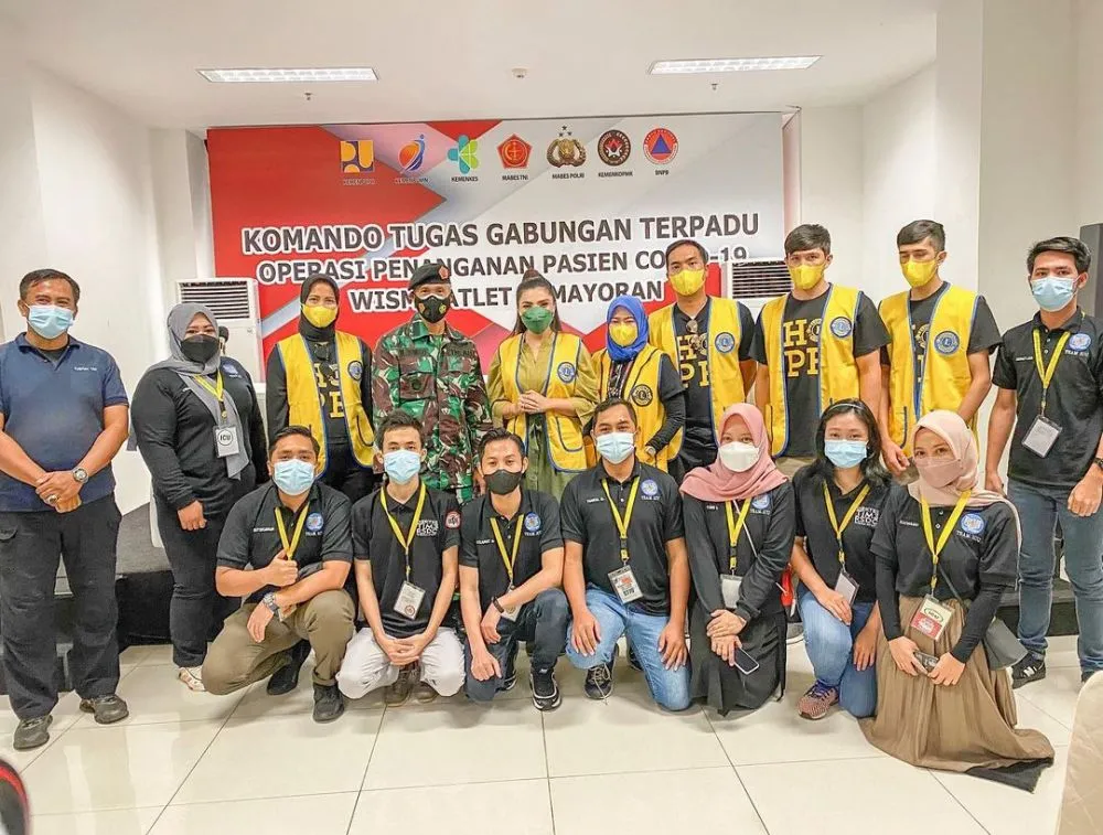 Ashanty kunjungi veteran di hari pahlawan © 2021 brilio.net Ashanty kunjungi veteran di hari pahlawan © 2021 brilio.net