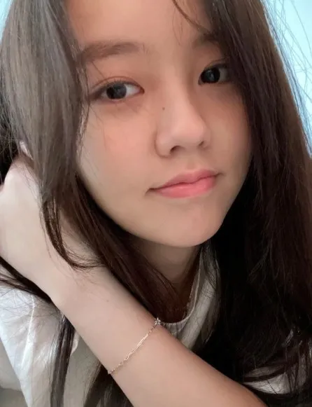 Foto selfie aktris Korea tanpa makeup © Instagram