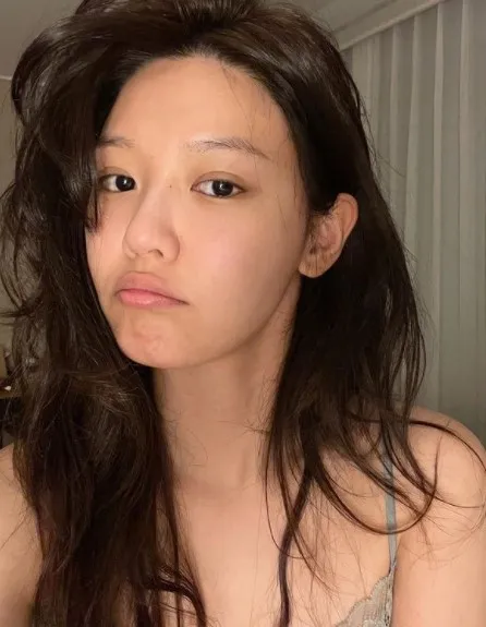 Foto selfie aktris Korea tanpa makeup © Instagram