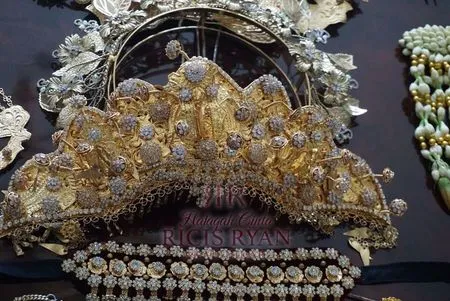 Detail gaun akad nikah Ria Ricis dan Teuku Ryan Berbagai sumber Detail gaun akad nikah Ria Ricis dan Teuku Ryan Berbagai sumber