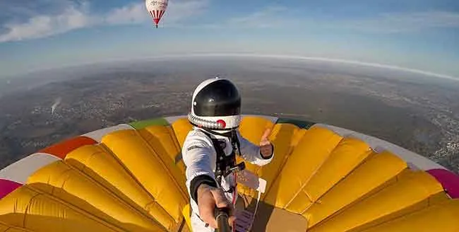 rekor dunia berdiri di balon udara © 2021 brilio.net rekor dunia berdiri di balon udara © 2021 brilio.net