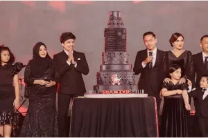 Kue ulang tahun 7 YouTuber, punya Atta Halilintar elegan serba hitam