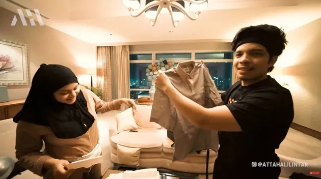 Atta Halilintar buka kado ultah © YouTube Atta Halilintar buka kado ultah © YouTube