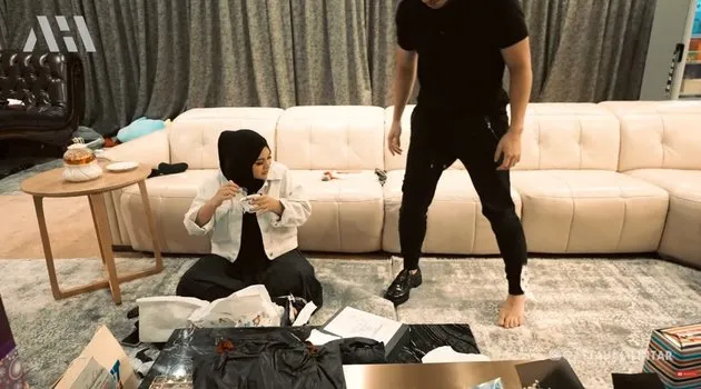 Atta Halilintar buka kado ultah © YouTube Atta Halilintar buka kado ultah © YouTube