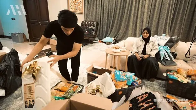 Atta Halilintar buka kado ultah © YouTube Atta Halilintar buka kado ultah © YouTube