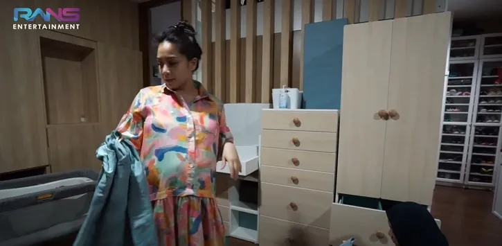 momen Nagita Slavina siapkan perlengkapan bayi © 2021 YouTube