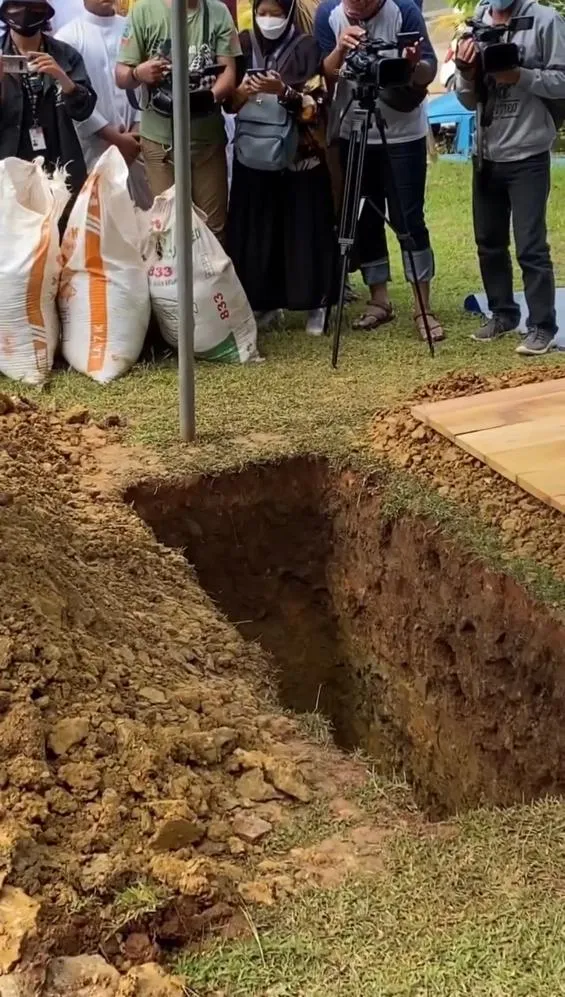 momen pemakaman Ameer Azzikra Instagram/Kapanlagi.com momen pemakaman Ameer Azzikra Instagram/Kapanlagi.com