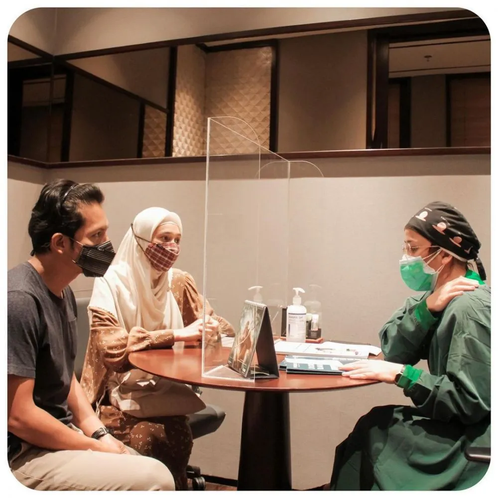 Momen Dhini & Dimas konsultasi ke dokter © Instagram/@dhiniaminarti Momen Dhini & Dimas konsultasi ke dokter © Instagram/@dhiniaminarti