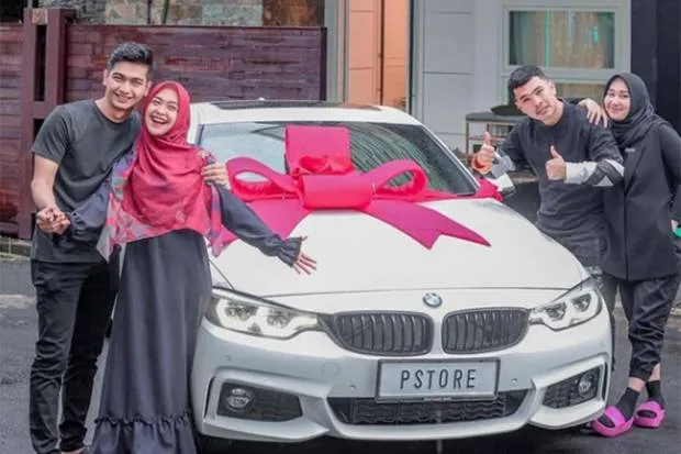Seleb terima kado mobil mewah dari sahabatnya Berbagai sumber Seleb terima kado mobil mewah dari sahabatnya Berbagai sumber