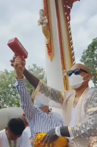 Aksi cerdas bapak baju merah ambil uang Instagram Aksi cerdas bapak baju merah ambil uang Instagram