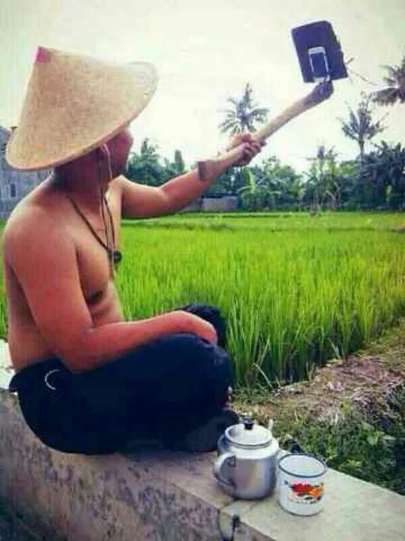 aksi lucu petani bercocok tanam © 2021 berbagai sumber