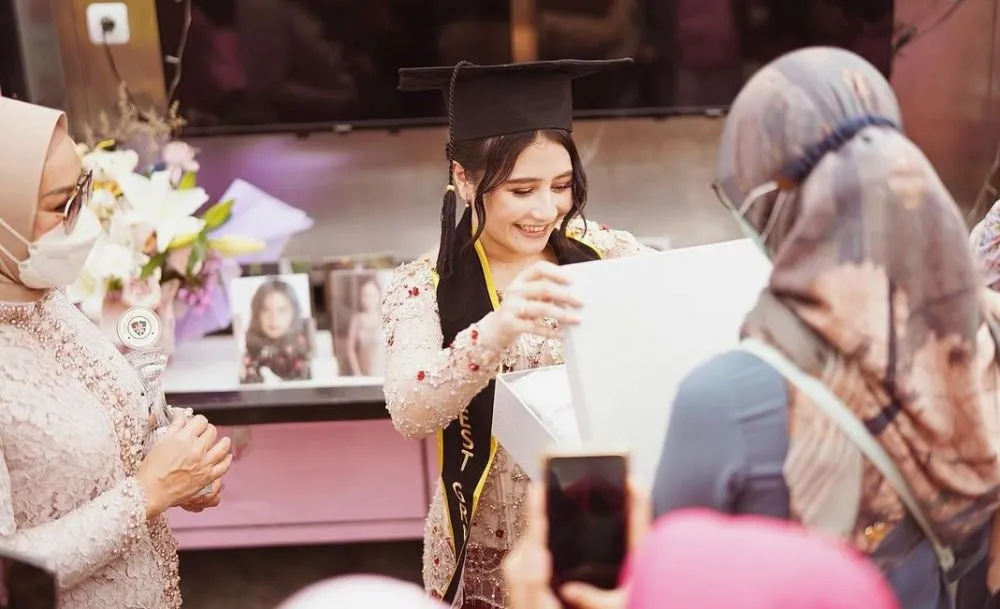 kejutan wisuda prilly latuconsina dari fans © instagram kejutan wisuda prilly latuconsina dari fans © instagram