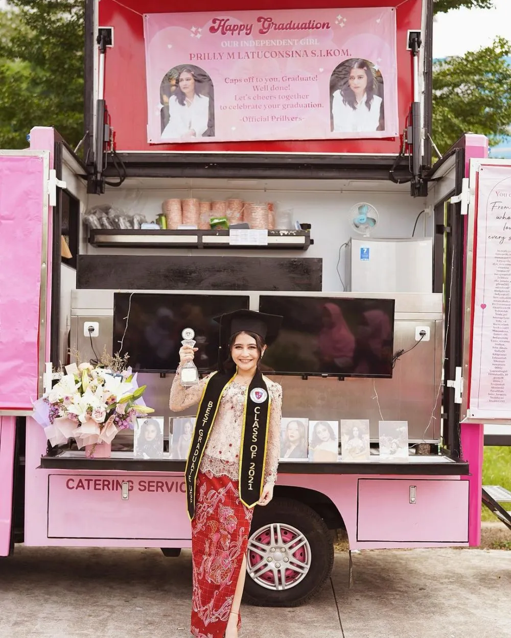 kejutan wisuda prilly latuconsina dari fans © instagram kejutan wisuda prilly latuconsina dari fans © instagram