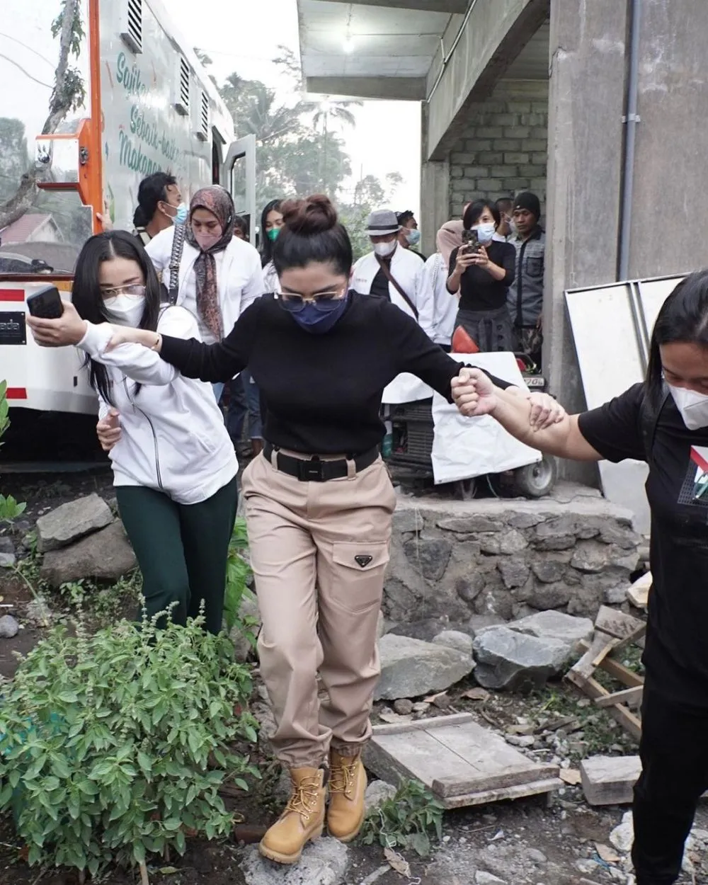 momen Ashanty di posko Semeru © 2021 Instagram