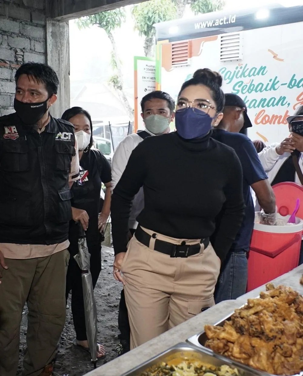 momen Ashanty di posko Semeru © 2021 Instagram