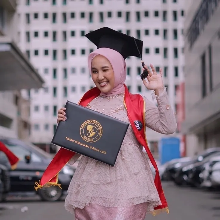 potret Fatin Shidqia akhirnya bergelar sarjana Instagram potret Fatin Shidqia akhirnya bergelar sarjana Instagram
