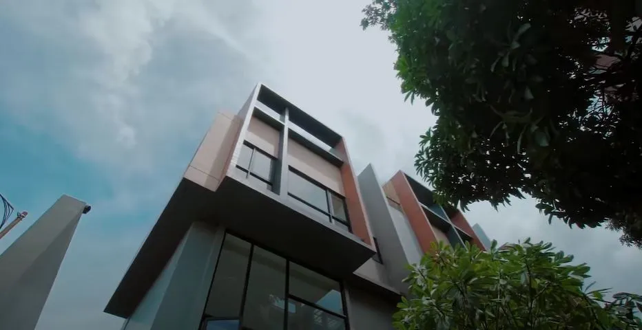 kantor baru Raditya Dika © 2021 brilio.net kantor baru Raditya Dika © 2021 brilio.net