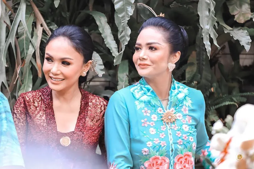 gaya yuni shara di acara tedak siten © instagram