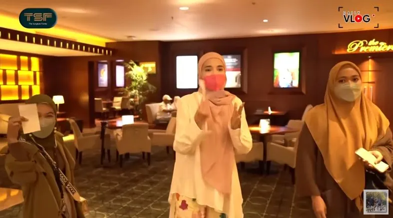 Momen Zaskia Sungkar ajak karyawan nobar © YouTube/The Sungkars Family Momen Zaskia Sungkar ajak karyawan nobar © YouTube/The Sungkars Family